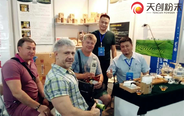 長沙天創代表在展會中與俄羅斯友人友好交談 長沙天創代表在展會中與俄羅斯友人友好交談